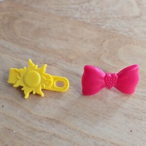 1/5$ 4/15$ 6/20$ Barbie Yellow Sun Hair Clip and Pink Bow Accessory
